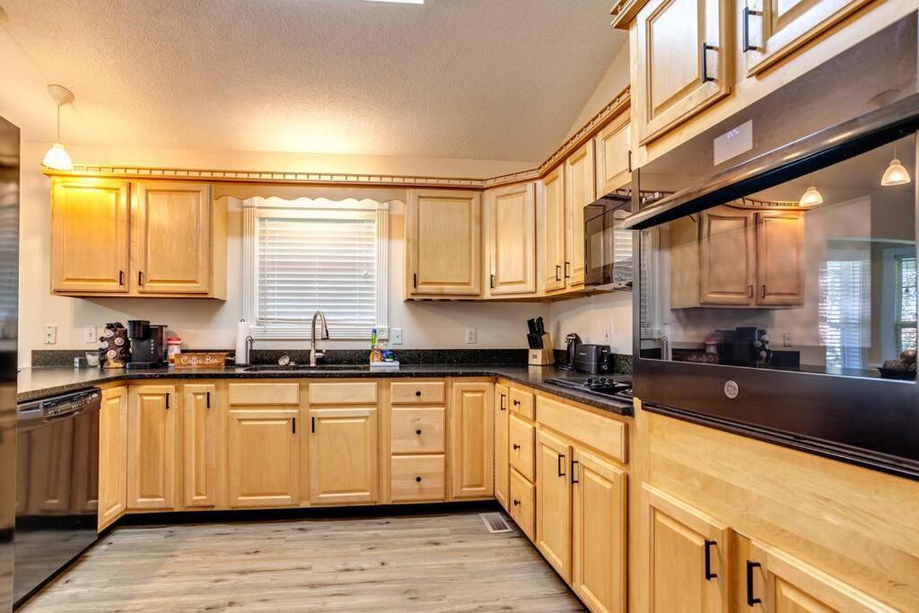 Bears Valley Inn - Great Location! - Peaceful, Children And Dog Friendly Retreat - Less Than 15 Min To All Attractions - Private Pool Club & Fishing Hole - Game Room With Tv Сев'єрвілл Екстер'єр фото